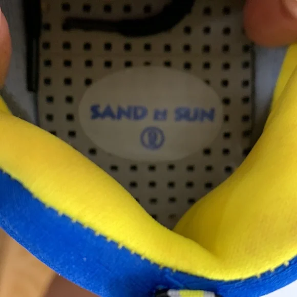 Sand n Sun blue and yellow mens water shoes size 9.5. Has hard bottom - Picture 6 of 7